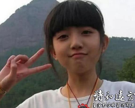 10年前走红网络的剪刀手女孩，长大后亭亭玉立被誉为重庆最美校花