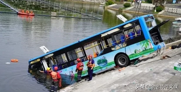 贵阳公交坠湖，21人丧命；1高二学生死里逃生，他靠什么