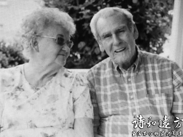 美国86岁老奶奶躺在刚离世的90岁老伴身边，几分钟后心碎去世