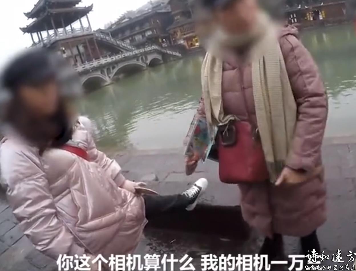 游客凤凰古城遭强制消费，租衣服被禁止自拍，商家：我的相机1万3