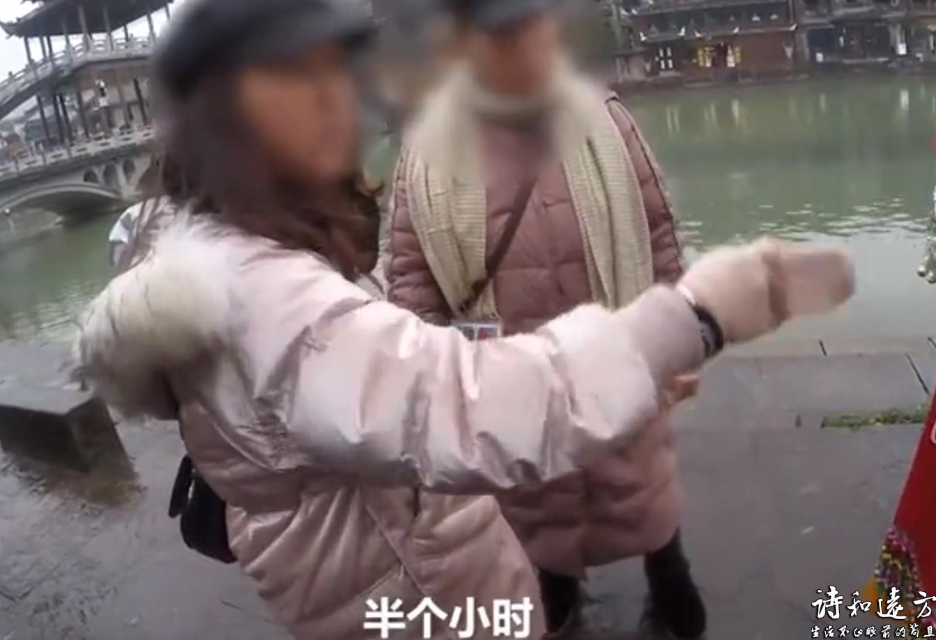 游客凤凰古城遭强制消费，租衣服被禁止自拍，商家：我的相机1万3